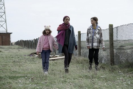 Nico Parker, Naomie Harris, Charlotte Gairdner-Mihell - The Third Day - Lundi – La Mère - Film