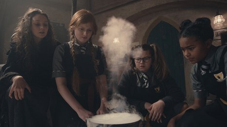 Elizabeth Dormer-Phillips, Tamara Smart - Čarodějnice školou povinné - Gertrude the Great - Z filmu