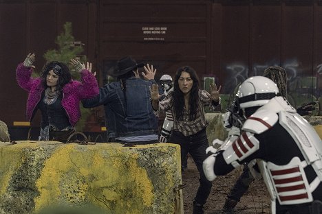 Paola Lázaro, Eleanor Matsuura - The Walking Dead - Unter Feinden - Filmfotos