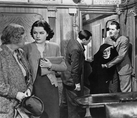 Dame May Whitty, Margaret Lockwood, Catherine Lacey, Michael Redgrave - Une femme disparaît - Film