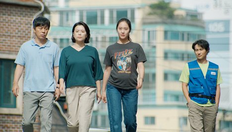 Duk-moon Choi, Hye-jin Jang, Krystal Jung, Hae-yeong Lee - More Than Family - Van film