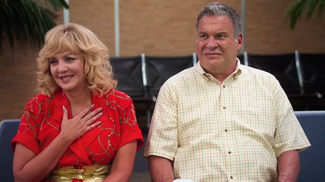 Wendi McLendon-Covey, Jeff Garlin - The Goldbergs - Airplane! - Z filmu