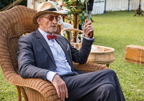 Charles Dance - The Singapore Grip - Singapore for Beginners - Filmfotos