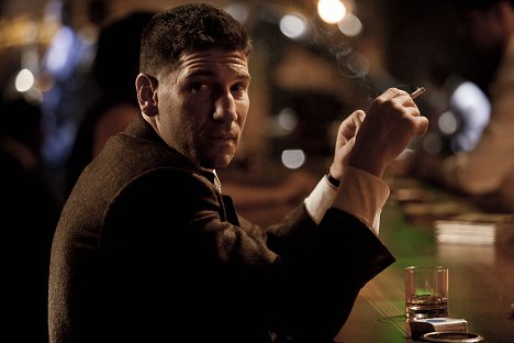 Jon Bernthal - Mob City - A Guy Walks Into a Bar - Do filme