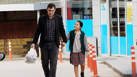 Erdal Beşikçioğlu, Beren Gökyıldız - Çocukluk - Episode 3 - Z filmu