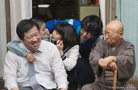 Jiro Sato, Yukino Kishii, Chikara Honda, Toshio Sakata - Urajasu tekkin kazoku - Ippacume: Ótecu no smoking - Filmfotók
