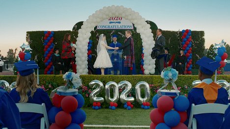 Katy Mixon, Julie Meyer, Peyton Meyer, Jerry Lambert, Diedrich Bader - American Housewife - Graduation - Film