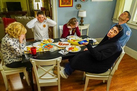 Matt Shively, Bebe Wood, Jay R. Ferguson, Noah Galvin - The Real O'Neals - Verdammter Valentinstag - Filmfotos