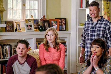 Matt Shively, Bebe Wood, Jay R. Ferguson, Mary Hollis Inboden - The Real O'Neals - Letzte Geheimnisse - Filmfotos