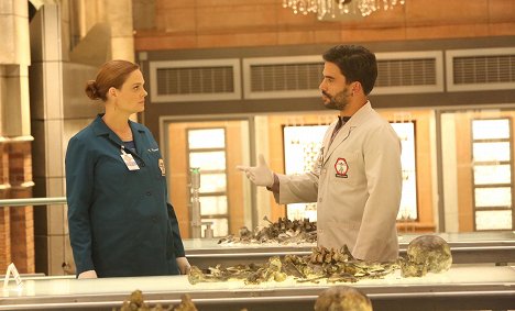 Emily Deschanel, Ignacio Serricchio - Bones - Die Knochenjägerin - Und wen verurteilen die Opfer? - Filmfotos