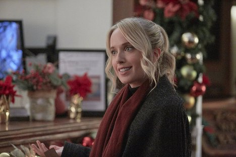Megan Park - Time for Me to Come Home for Christmas - Filmfotos