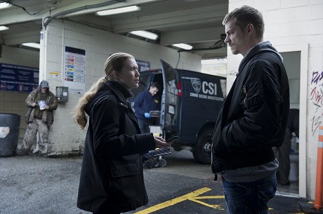 Mireille Enos, Joel Kinnaman - The Killing - Dream Baby Dream - Photos