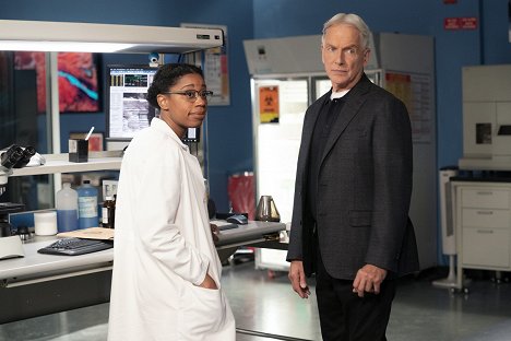 Diona Reasonover, Mark Harmon - NCIS: Naval Criminal Investigative Service - Everything Starts Somewhere - Photos