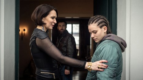 Barbara Romaner, Emma Preisendanz - Tatort - In der Familie (2) - Z filmu