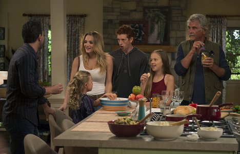 Hunter King, Niall Cunningham, Holly J. Barrett, James Brolin - Life in Pieces - Le Canon / Le Secret / Le Portable / Les Microbes - Film