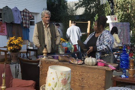 James Brolin, Pam Trotter - Life in Pieces - Party Lobster Gym Sale - Do filme