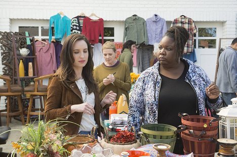 Zoe Lister Jones, Dianne Wiest, Pam Trotter - Life in Pieces - Party Lobster Gym Sale - De la película