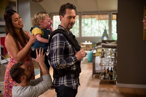Angelique Cabral, Thomas Sadoski - Life in Pieces - Babysit Argument Invention Butterfly - Photos