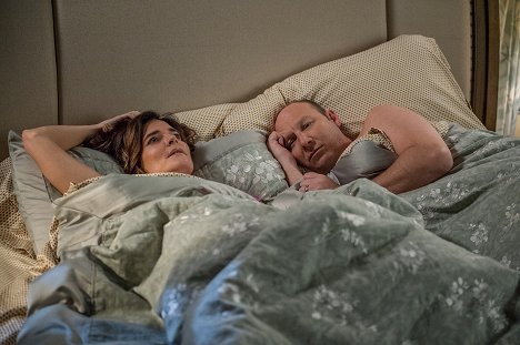 Betsy Brandt, Dan Bakkedahl - Life in Pieces - Babysit Argument Invention Butterfly - Photos