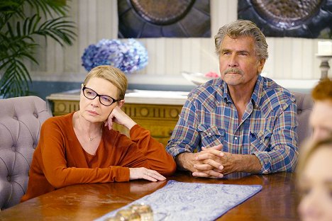 Dianne Wiest, James Brolin - Life in Pieces - Settlement Pacifier Attic Unsyncing - Photos
