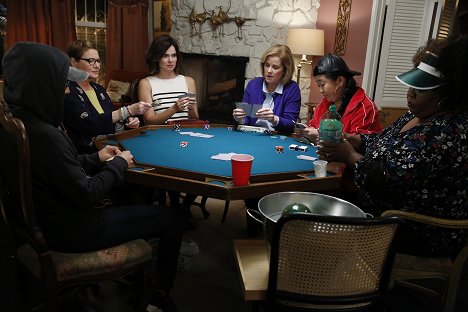 Dianne Wiest, Betsy Brandt, Marypat Farrell, Sherry Cola - Rodinka na kousky - Treasure Ride Poker Hearing - Z filmu