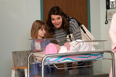Ana Sophia Heger, Betsy Brandt - Life in Pieces - Lost Math Art Glam - Photos