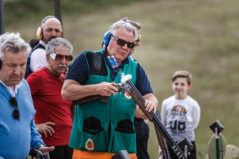 Ray Winstone - Ray Winstone in Sicily - Cianciana. Ray Picks Up A Shotgun and Throws a Party - Z filmu