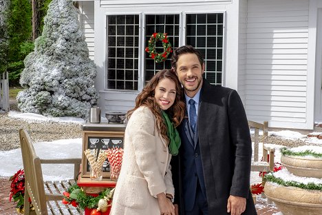 Jessica Lowndes, Michael Rady - Christmas at Pemberley Manor - Z filmu