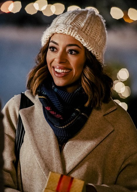 Amber Stevens West - Christmas Unwrapped - Filmfotos