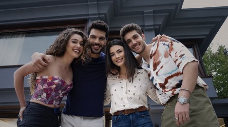 Cemre Baysel, Tolga Mendi, Özge Yağız, Emre Bey - Sol Yanım - Van de set