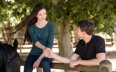 Mackenzie Foy, Calam Lynch - Black Beauty - De la película