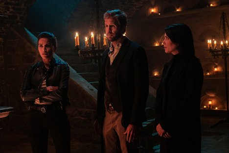 Sofia Pernas, Matt Barr, Maxim Roy - Blood & Treasure - The Wages of Vengeance - Van film