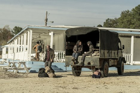 Scott Adsit, Aliyah Royale - The Walking Dead: World Beyond - Wahrheit oder Pflicht - Filmfotos