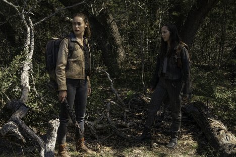 Alycia Debnam-Carey, Alexa Nisenson - Fear the Walking Dead - Damage from the Inside - Photos