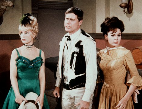 Barbara Eden, Larry Hagman, Stephanie Hill - Jeannie, a háziszellem - Fastest Gun in the East - Filmfotók