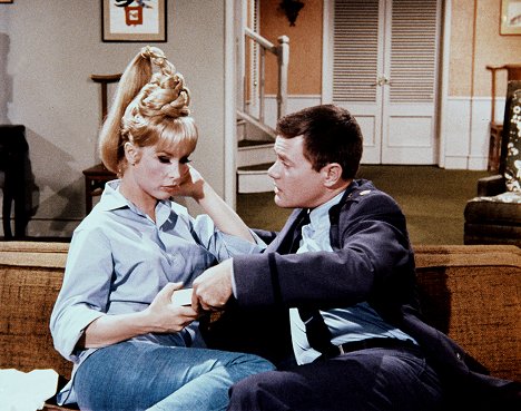 Barbara Eden, Larry Hagman - I Dream of Jeannie - How to Be a Genie in 10 Easy Lessons - Photos