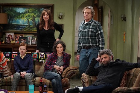 Ames McNamara, Katey Sagal, Sara Gilbert, John Goodman, Jay R. Ferguson - The Conners - Protest, Drug Test and One Leaves the Nest - Photos