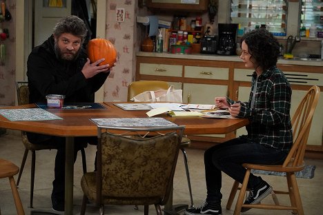 Jay R. Ferguson, Sara Gilbert - Die Conners - Protest, Drug Test and One Leaves the Nest - Filmfotos