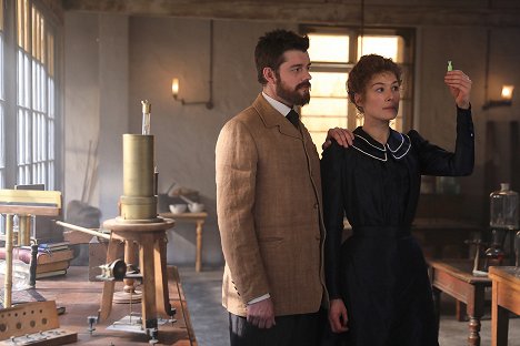 Sam Riley, Rosamund Pike - Madame Curie - De la película