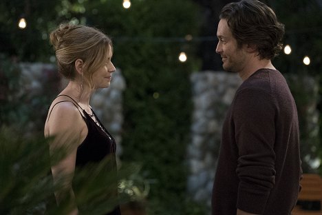 Jenna Fischer, Oliver Hudson - Splitting Up Together - Nevertheless... She Went Clubbing - Z filmu