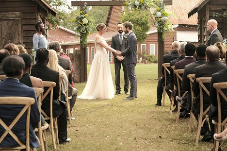 Shaunette Renée Wilson, Emily VanCamp, Tasso Feldman, Matt Czuchry, Corbin Bernsen - The Resident - A Wedding, a Funeral - Photos