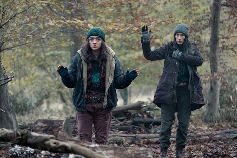 Maisie Williams, Sian Clifford - Two Weeks to Live - Showdown - Filmfotos