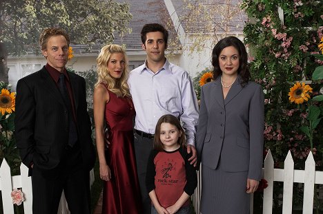 Greg Germann, Tori Spelling, Jordan Bridges, Abigail Breslin, Kali Rocha - Family Plan - Promoción