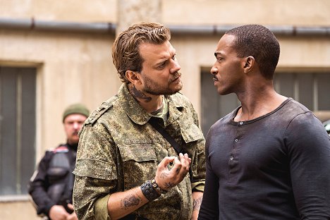 Pilou Asbæk, Anthony Mackie - Outside the Wire - Filmfotos