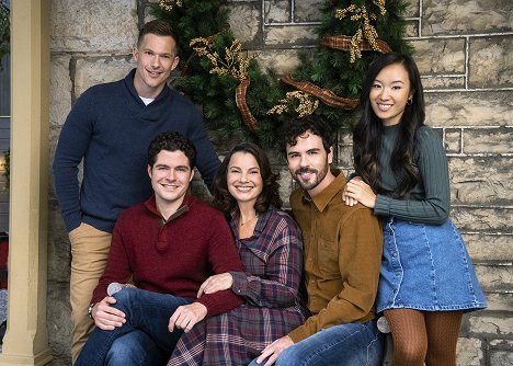Chad Connell, Ben Lewis, Fran Drescher, Blake Lee, Ellen Wong - Verliebt in meinen Weihnachtsschwarm - Werbefoto