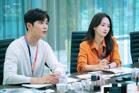 Rowoon, Jin-ah Won - Sunbae, geu libseutik bareujimayo - Lobby karty