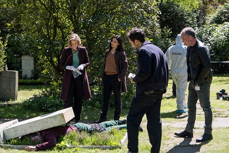 Anna von Haebler, Pegah Ferydoni, Garry Fischmann, Marek Erhardt - SOKO Hamburg - Nachts auf dem Friedhof - Photos