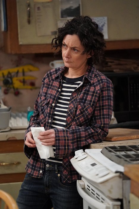 Sara Gilbert - The Conners - A Cold Mom, a Brother Daddy and a Prison Baby - De la película
