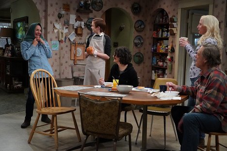 Laurie Metcalf, Ames McNamara, Alicia Goranson, John Goodman - The Conners - A Cold Mom, a Brother Daddy and a Prison Baby - Kuvat elokuvasta