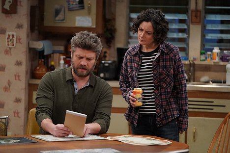 Jay R. Ferguson, Sara Gilbert - The Conners - A Cold Mom, a Brother Daddy and a Prison Baby - Filmfotók